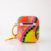 Funda para AirPods Deja Vu pintada a mano por Ana Tere Canales. Un diseño artístico abstracto inspirado en la intuición, las sincronías y la creatividad.
