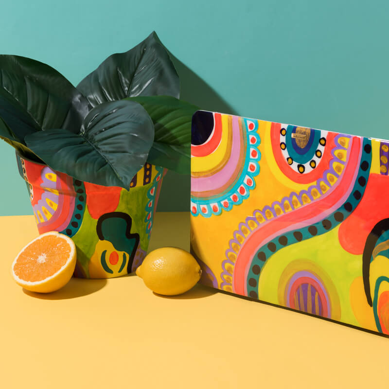 Funda para MacBook y maceta Deja Vu pintadas a mano por Ana Tere Canales. Un diseño artístico abstracto inspirado en la intuición, las sincronías y la creatividad.