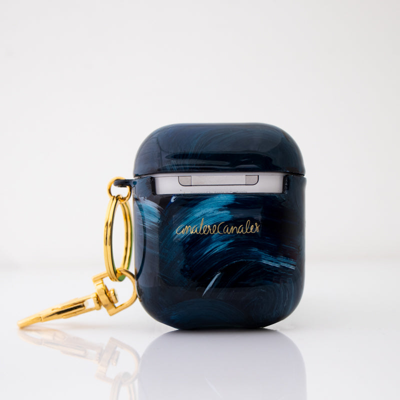 Funda para AirPods Pacífico pintada a mano por Ana Tere Canales. Un diseño artístico inspirado en el océano en tonos azules.