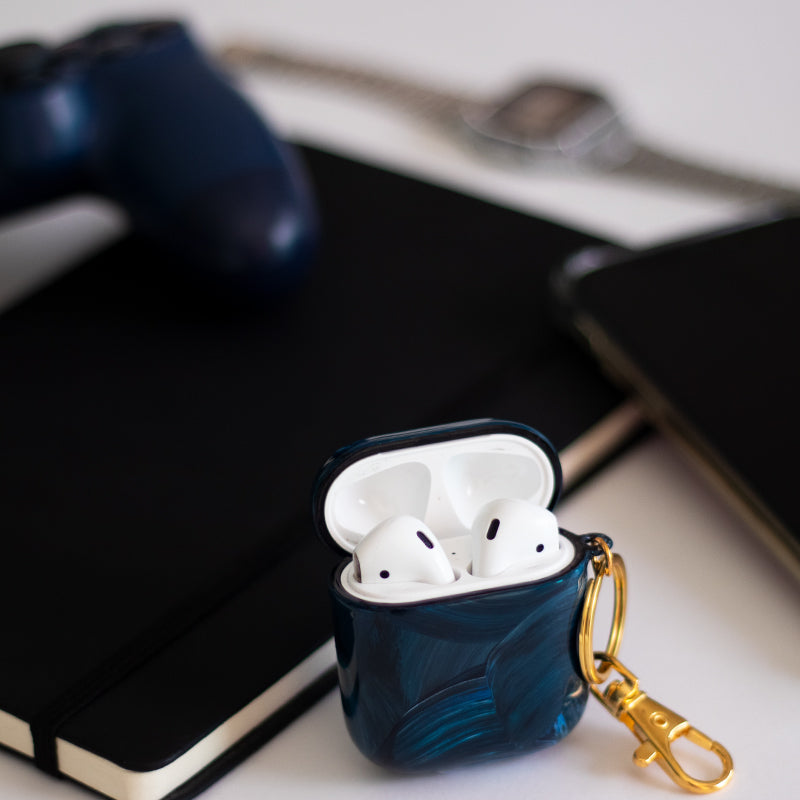 Funda para AirPods Pacífico pintada a mano por Ana Tere Canales. Un diseño artístico inspirado en el océano en tonos azules.