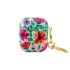 Funda para AirPods Paraíso pintados a mano por Ana Tere Canales. Un diseño artístico inspirado en un paraíso tropical en tonos azul, verde y arena