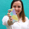 Funda para proteger iPhone, pintada a mano por Ana Tere Canales. Un diseño en colores pasteles y metálicos.